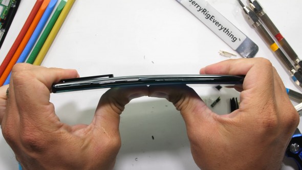 Cât de rezistent este Galaxy Note20 Ultra la zgârieturi, lovituri și foc